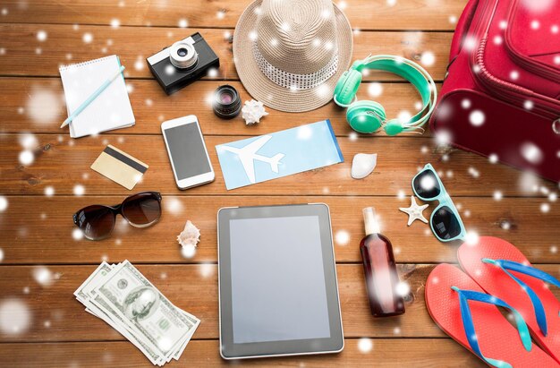 A collage showing different icons representing categories of student discounts, such as a laptop for electronics, books for education, a movie ticket for entertainment, and a suitcase for travel.